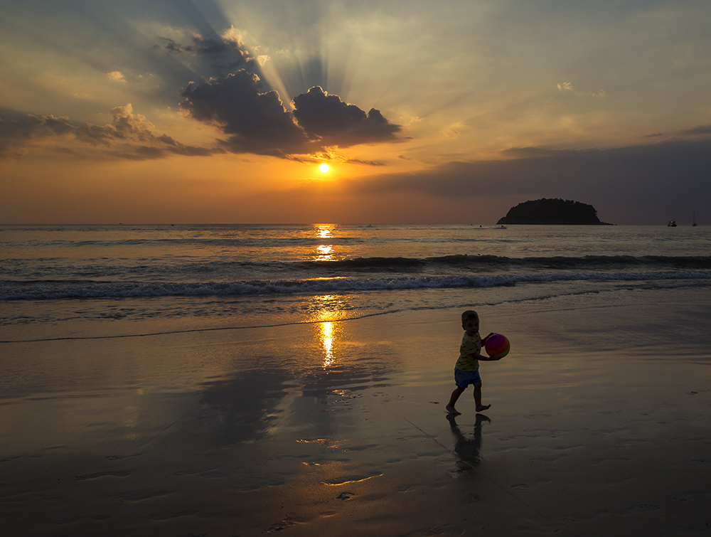 Ребенок на берегу моря