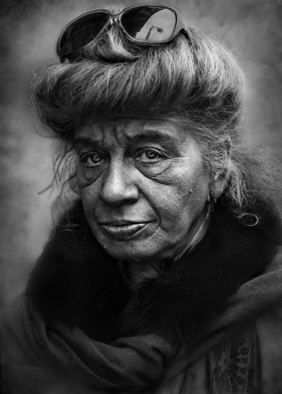 портрет женщины с солнцезащитными очками