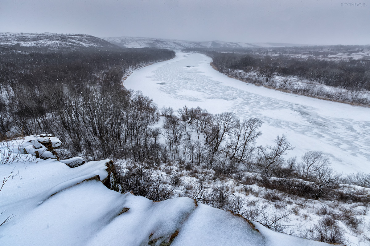 Сыпет снег над замерзшим Донцом