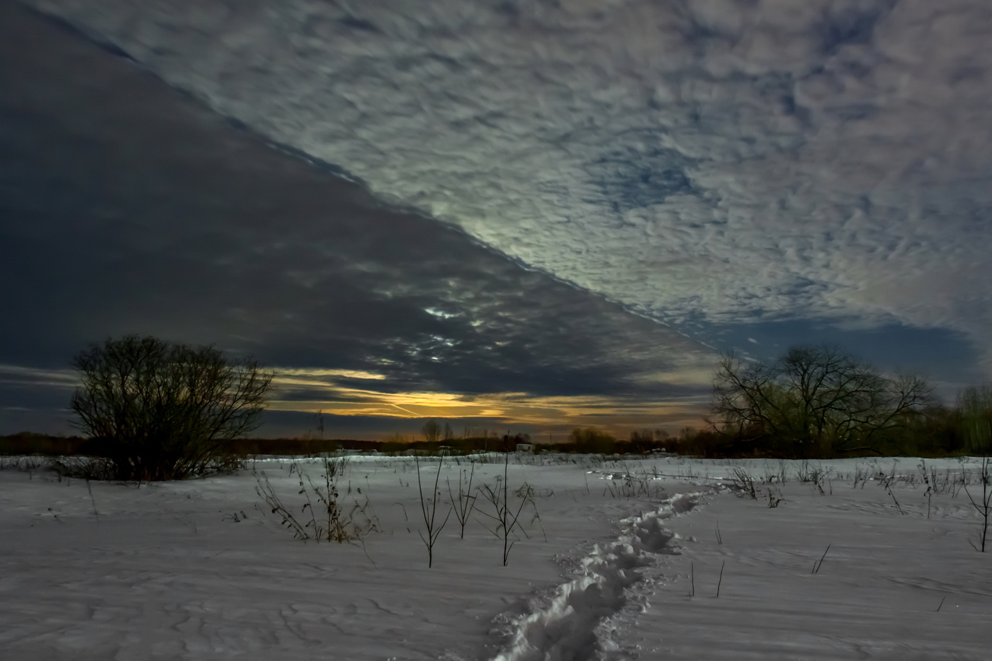 В подлунном мире