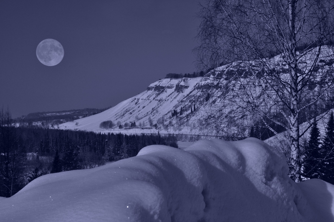 Утёс и луна