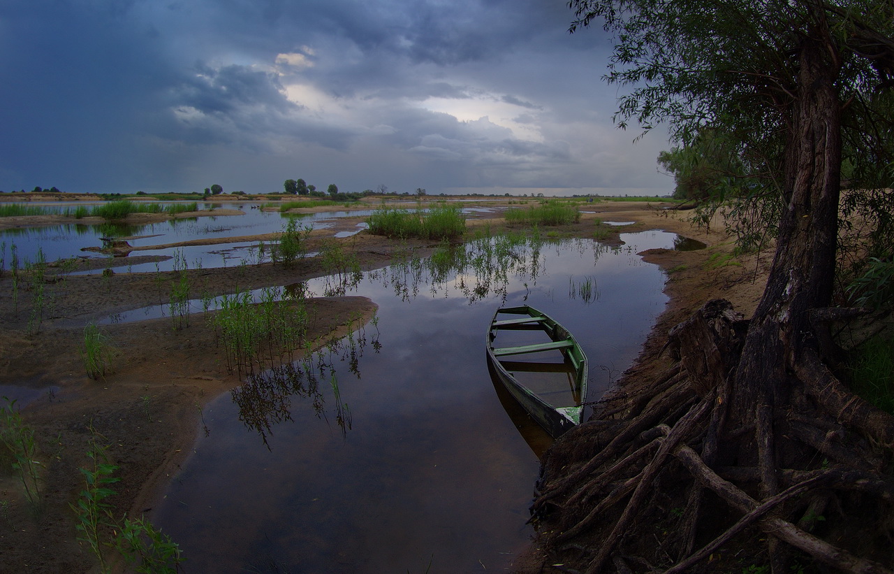 Отступила река