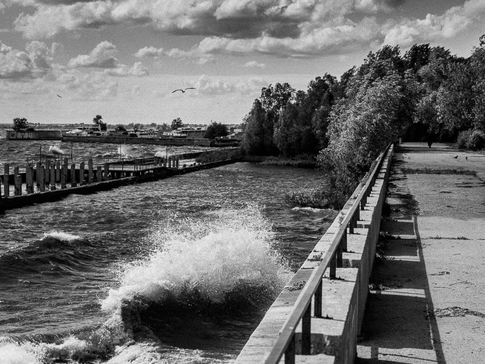 "С моря ветром дунуло в середине дня...."