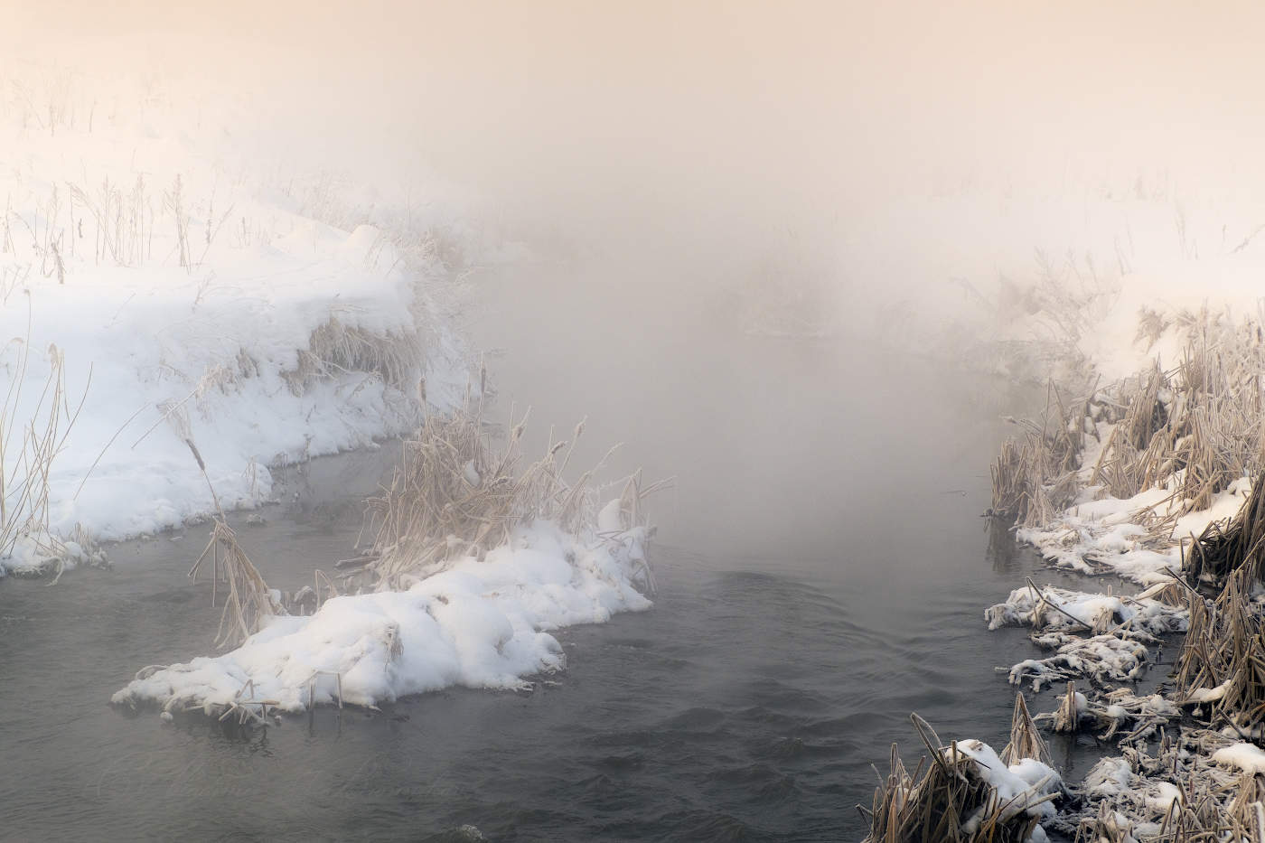 "Плот" на зимней реке.