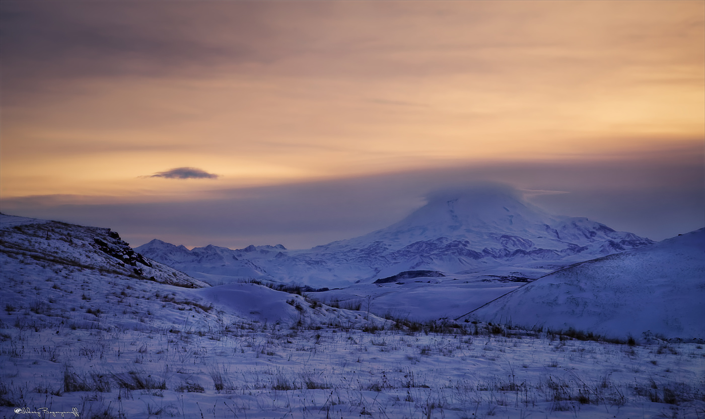 Укрывшись на ночь шапкой облаков.
