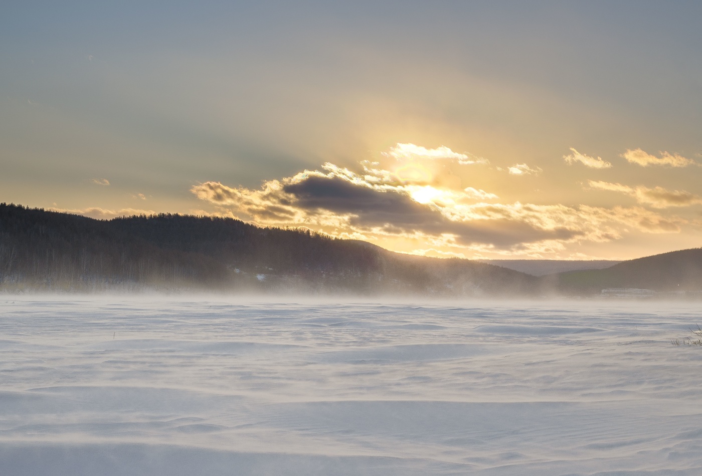 Сильный ветер на пруду