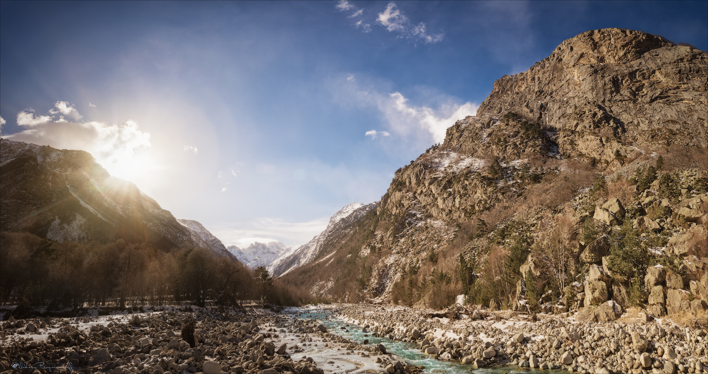 Сердце там - среди хребтов могучих.