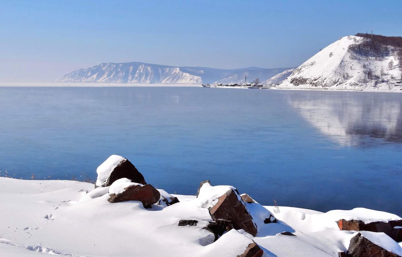 Кромка льда Байкала и исток Ангары