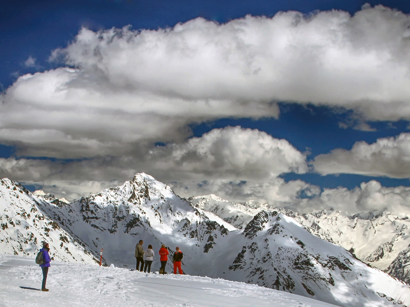 А мимо проплывали облака