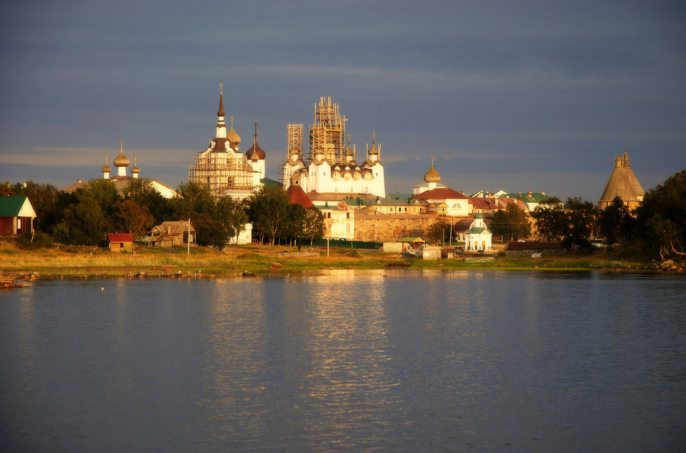 Соловецкий монастырь в лучах заката.