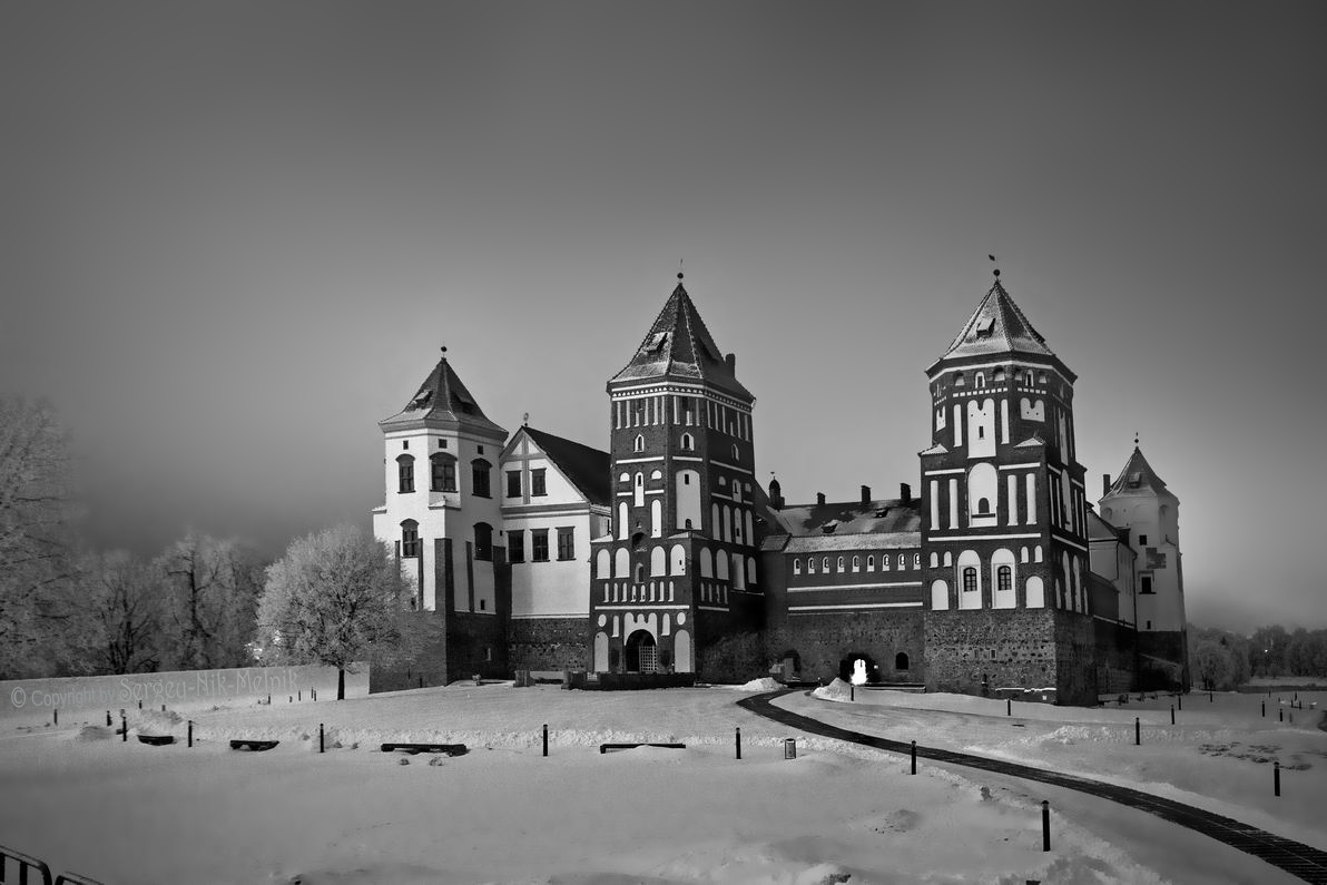 Глухая ночь в Мирским замке