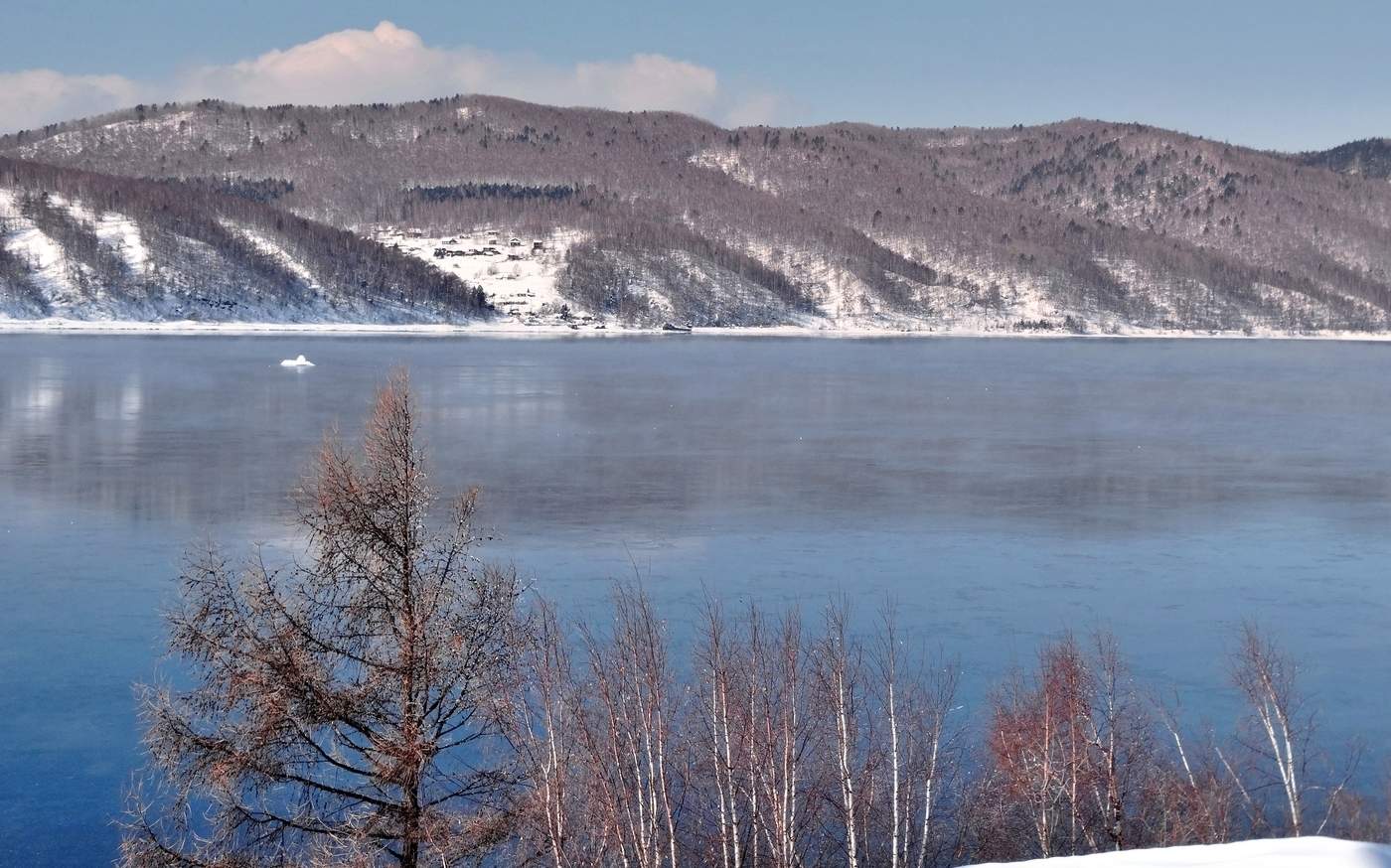 Заснеженный Шаман-Камень в студёной Ангаре