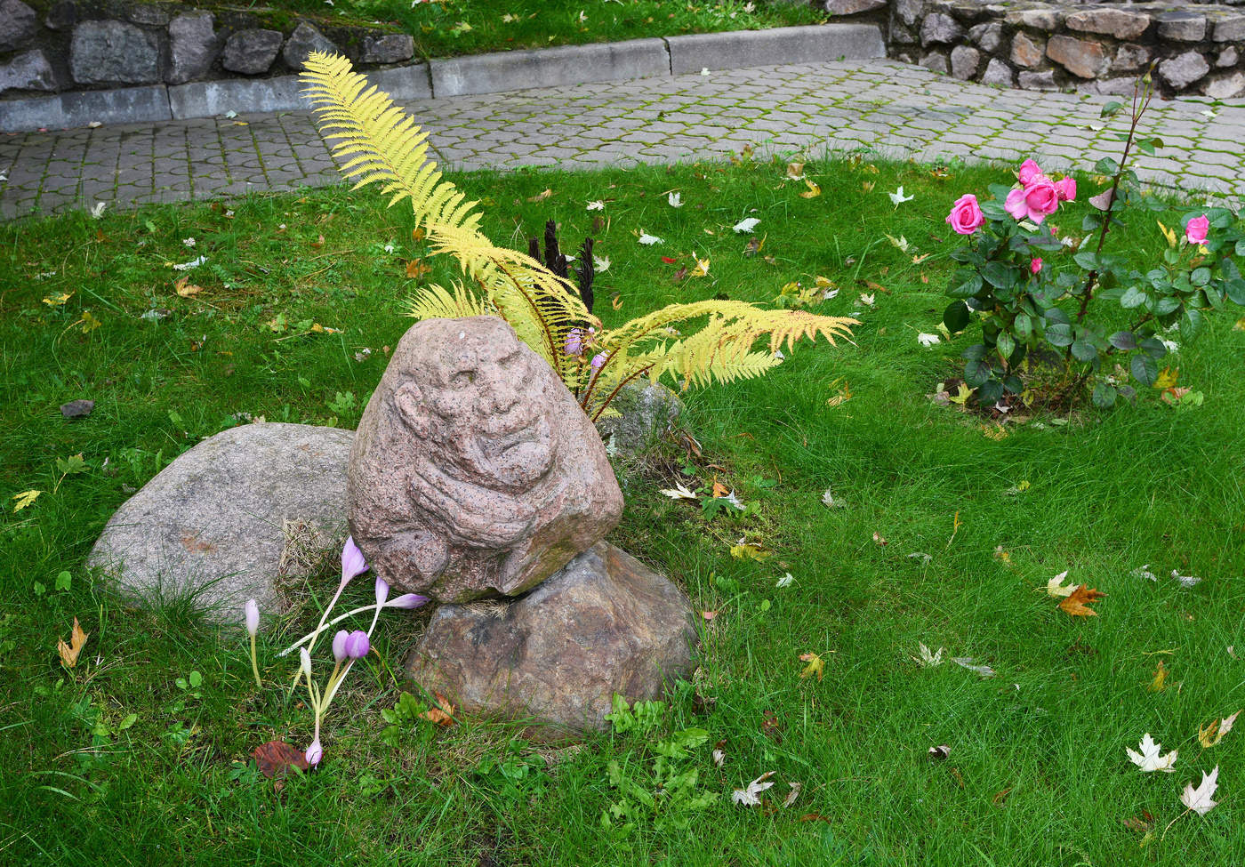 "От розы увядшей, остается лишь имя ее..."