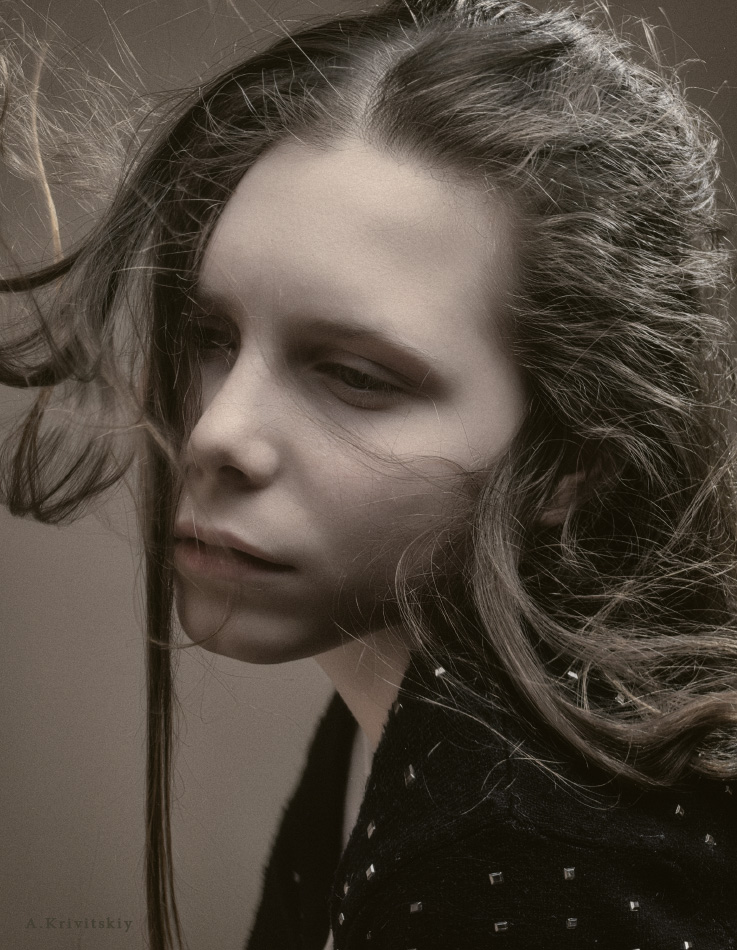 С помощью мимики,