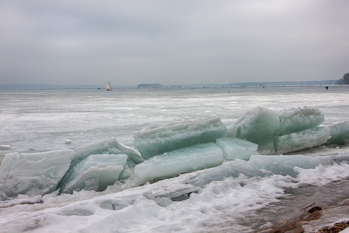 Белеет парус...