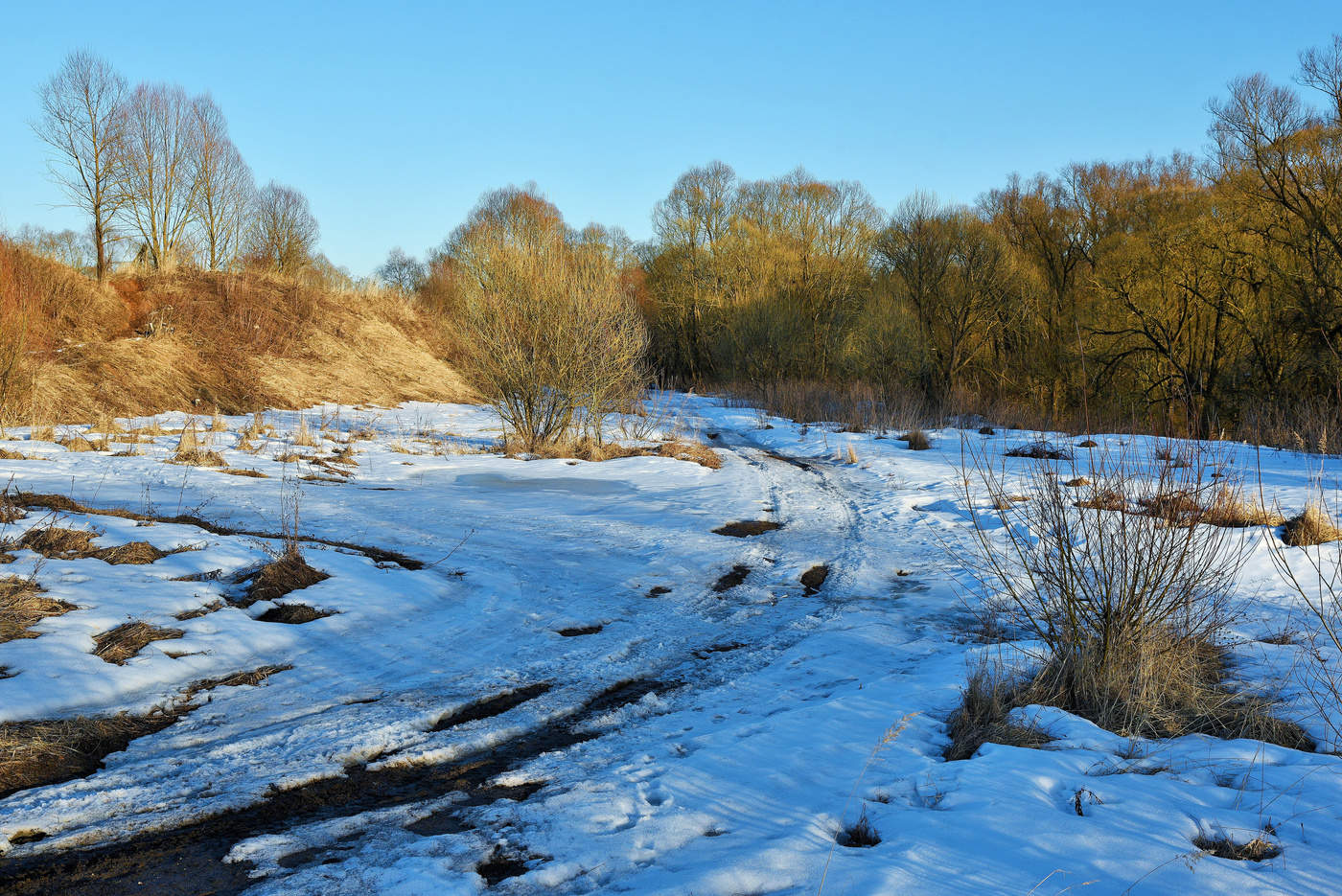 "Весна в окно стучится ..."
