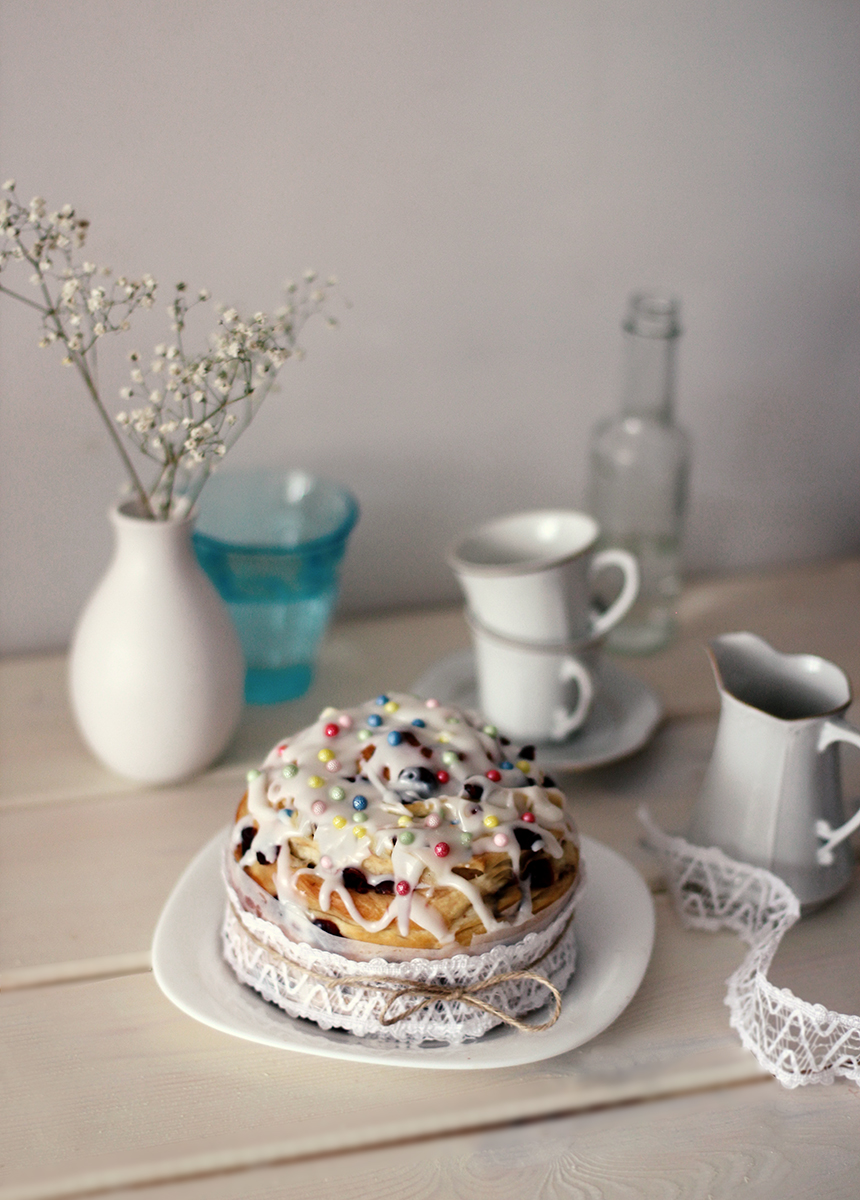 С куличом....