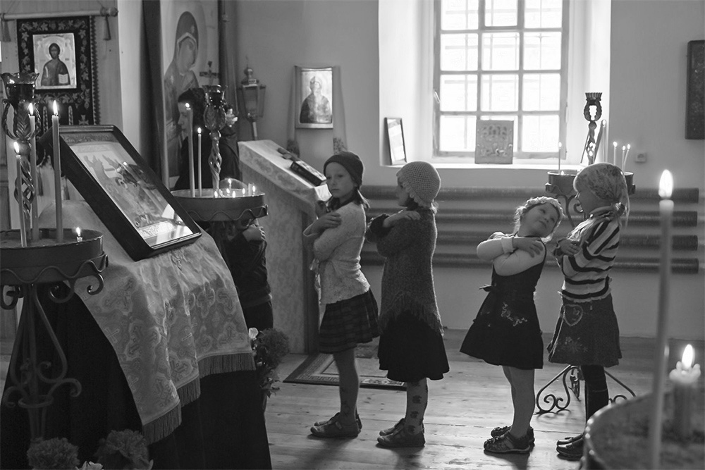 К причастию (Дети в храме).