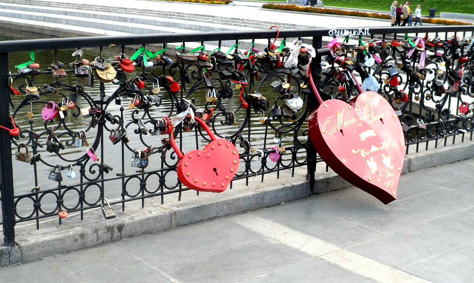 Свадебные замки на заборе.