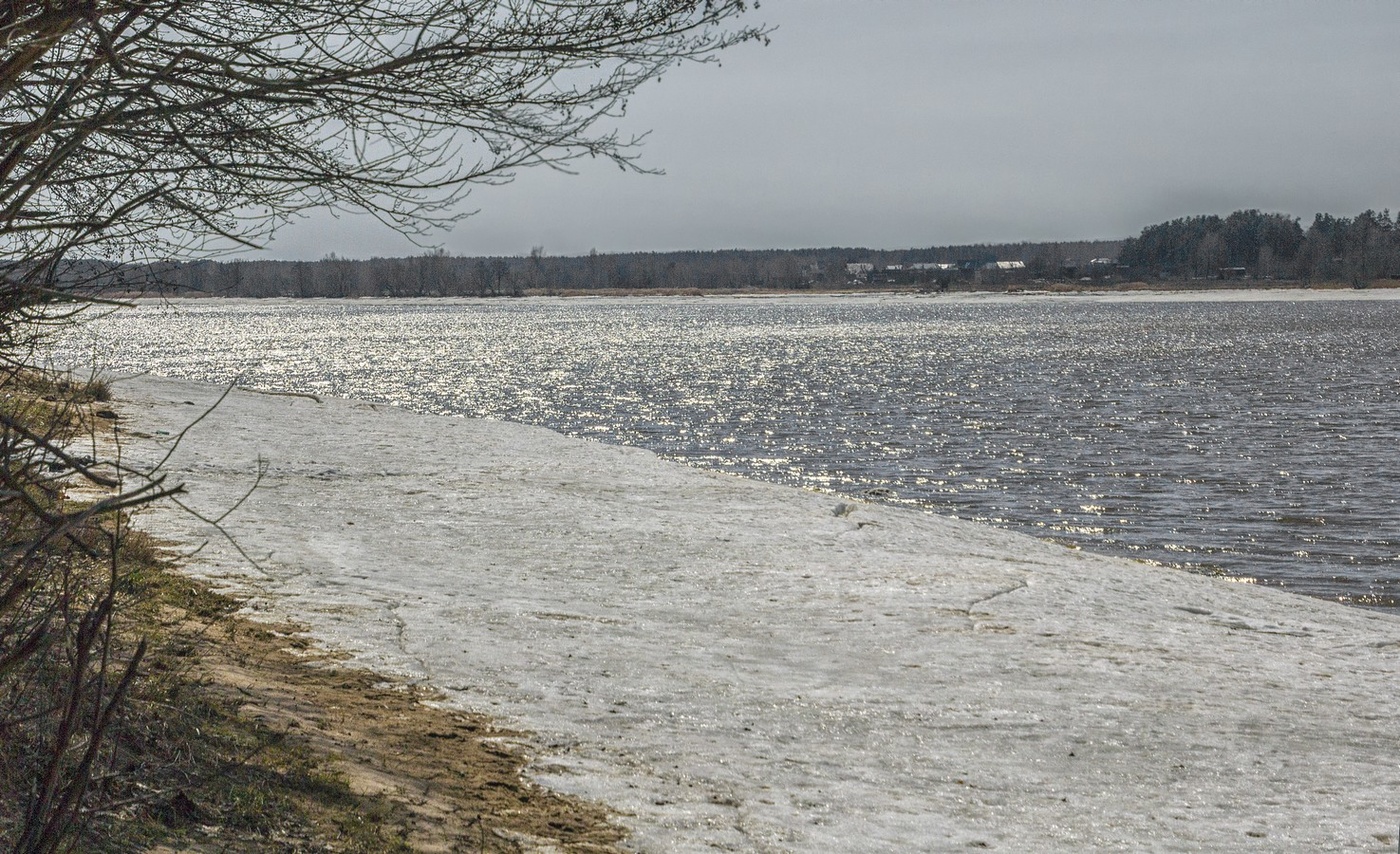 Издалека долго течет река Волга