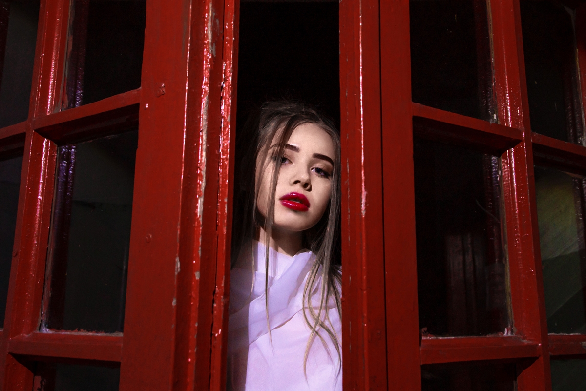 Портрет с красными воротами