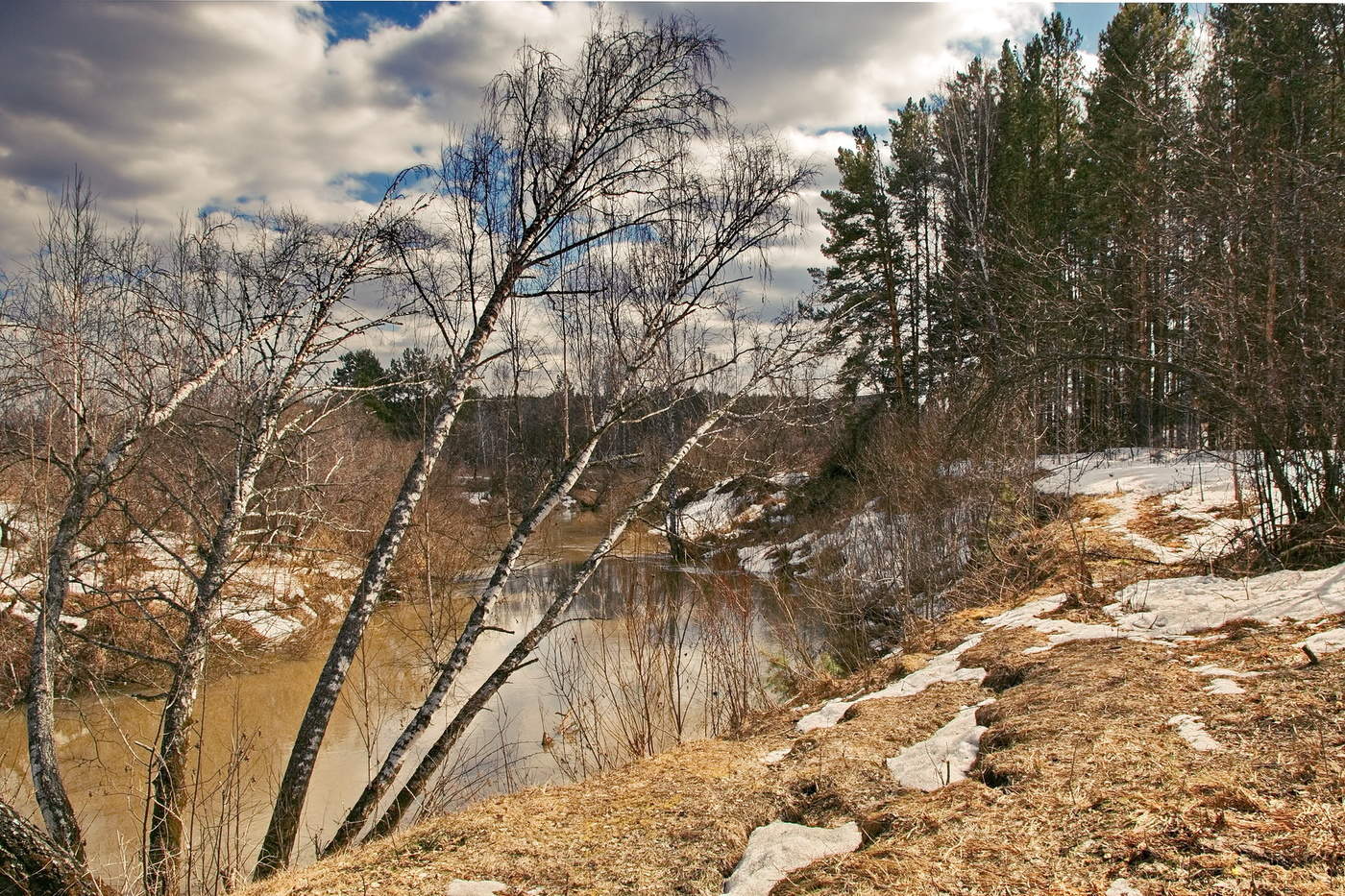 АПРЕЛЬСКИМ ПОЛДНЕМ