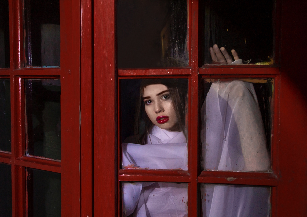 За стёклами и дверьми