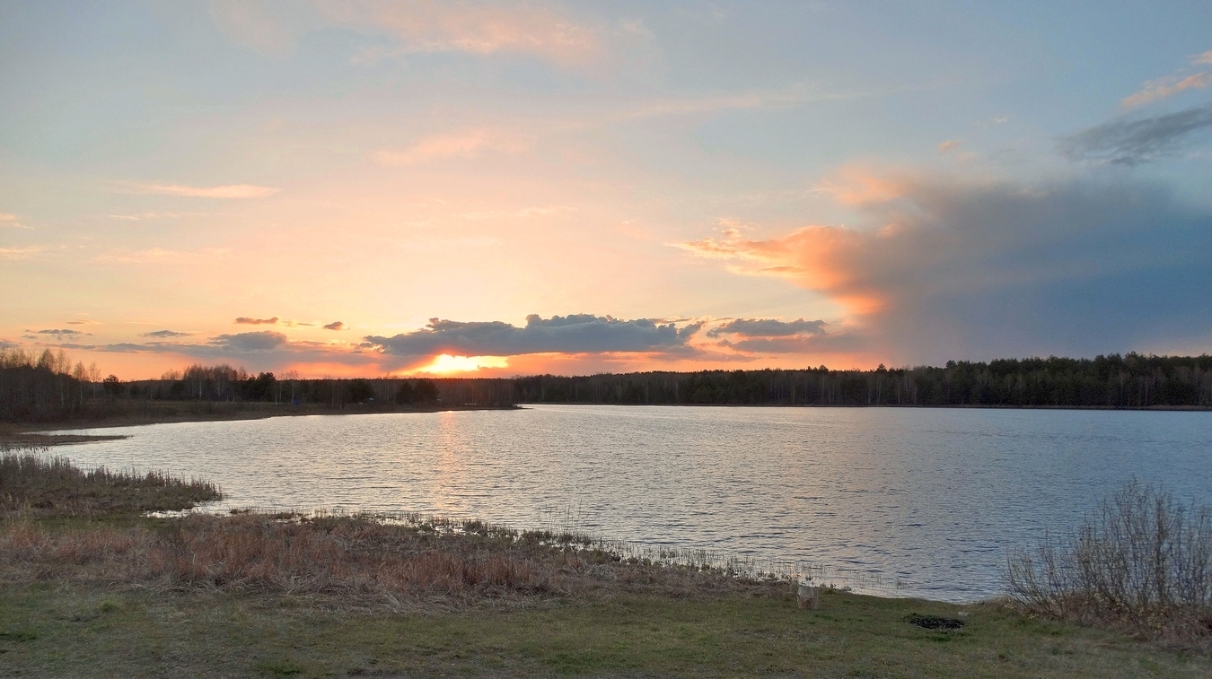 Весенний вечер на озере