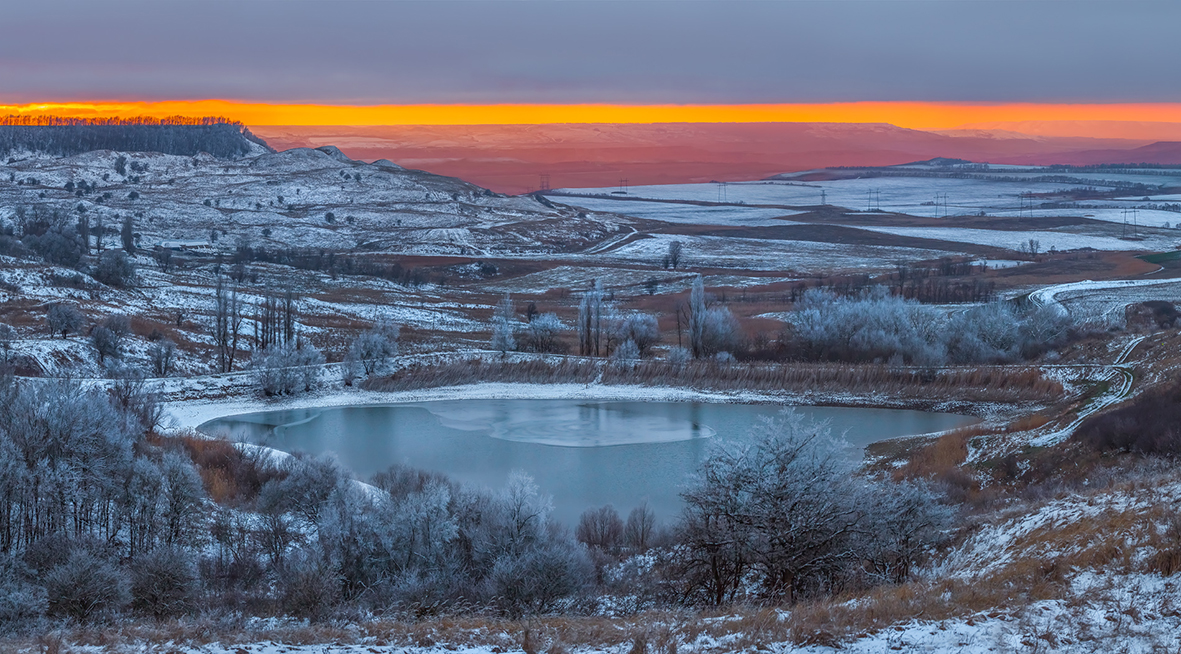 Пруд в серебре инея