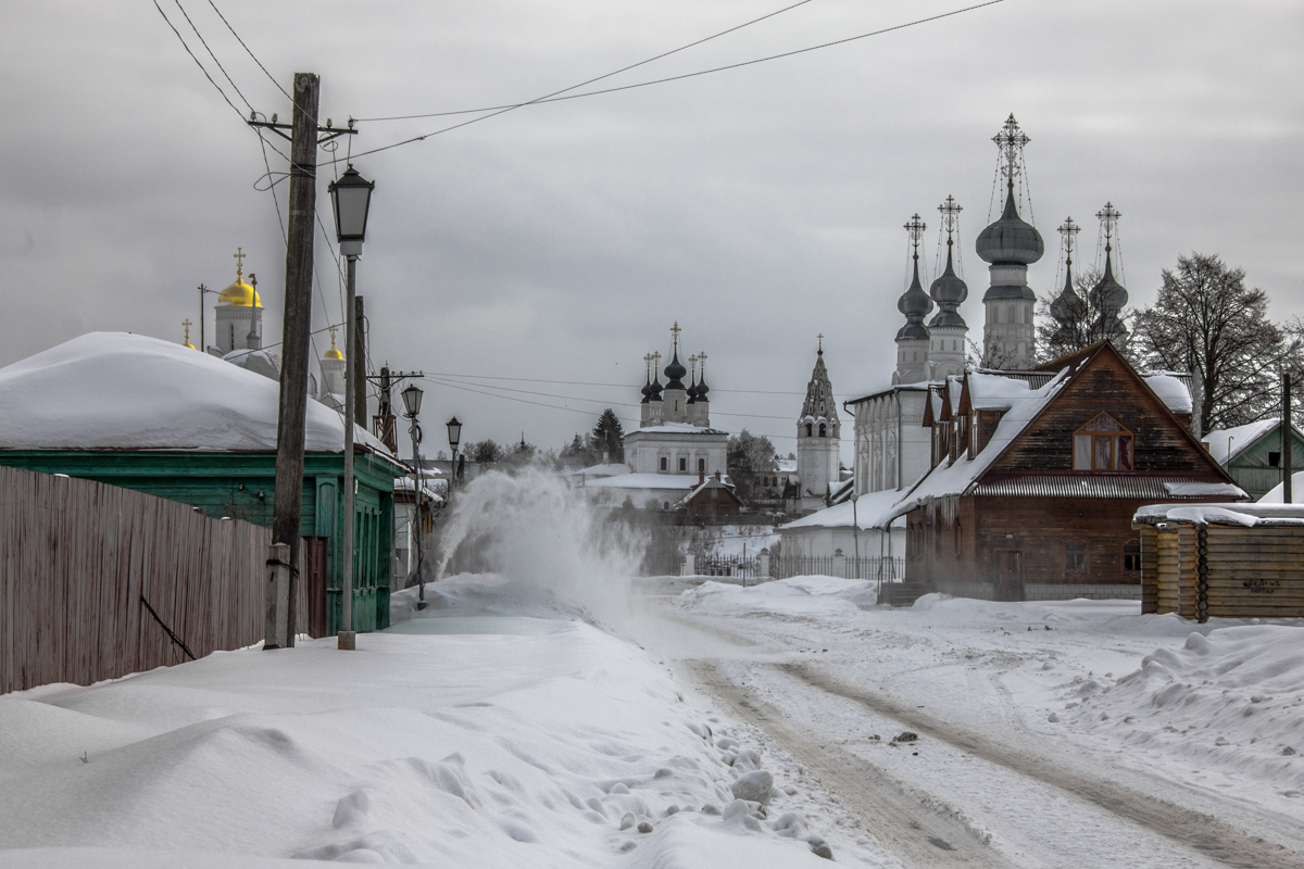 Снег чистят....