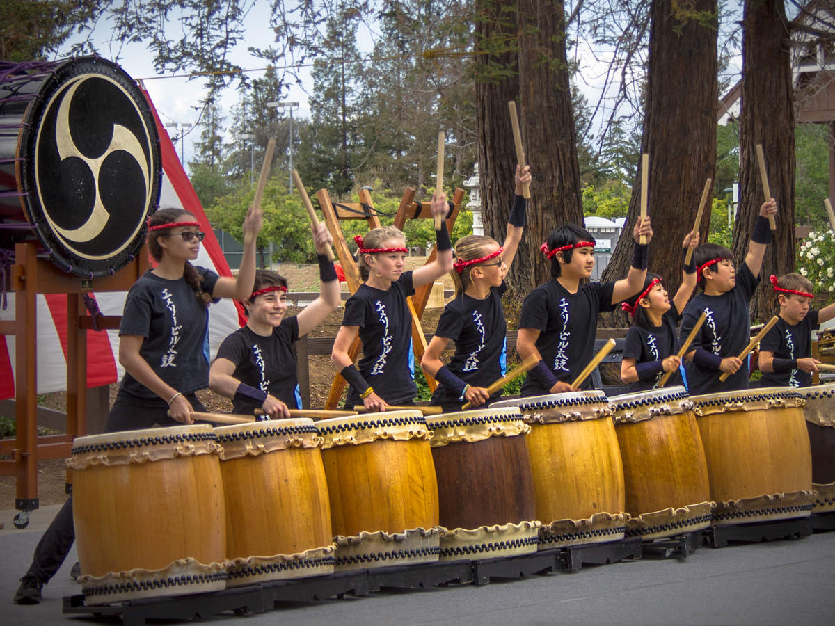 Сначала вдарили барабаны