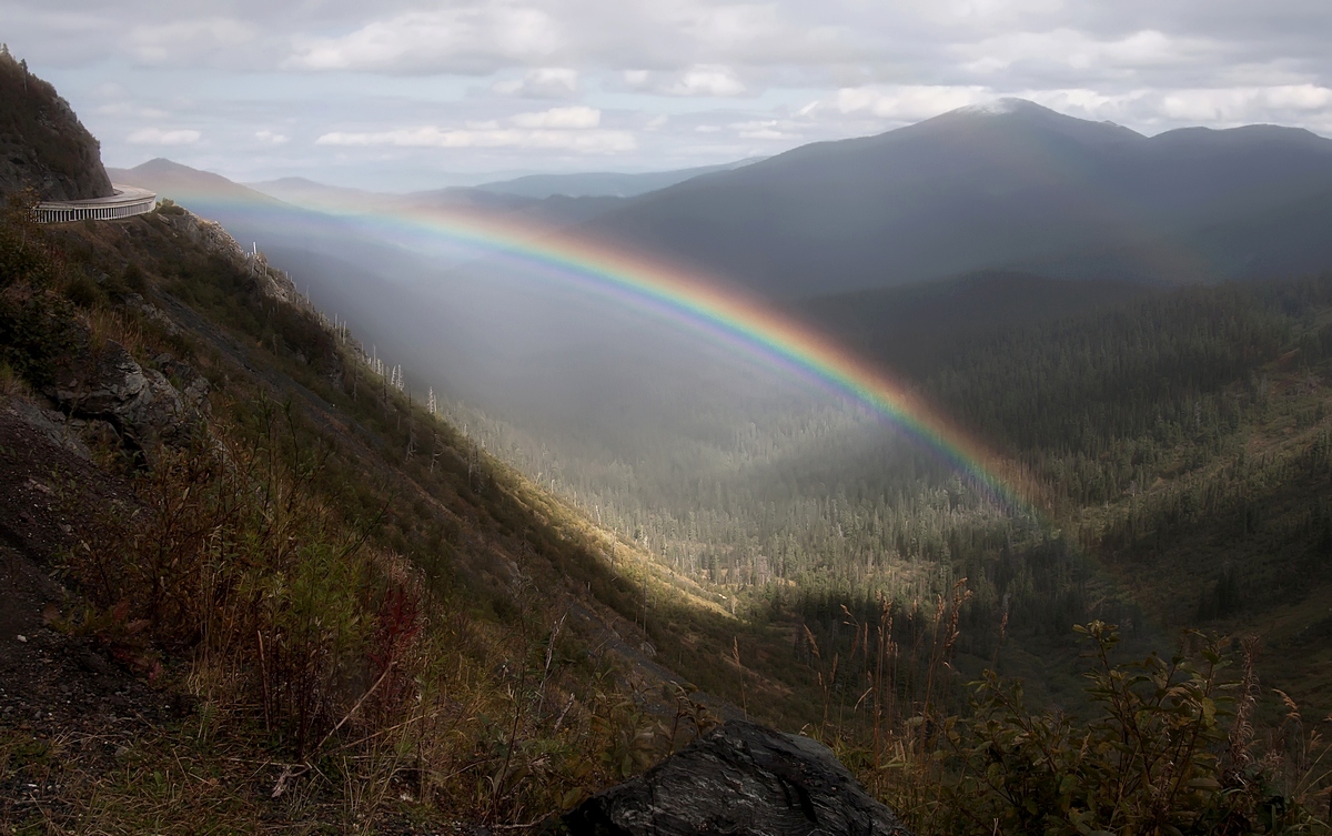 Радуга в горах.