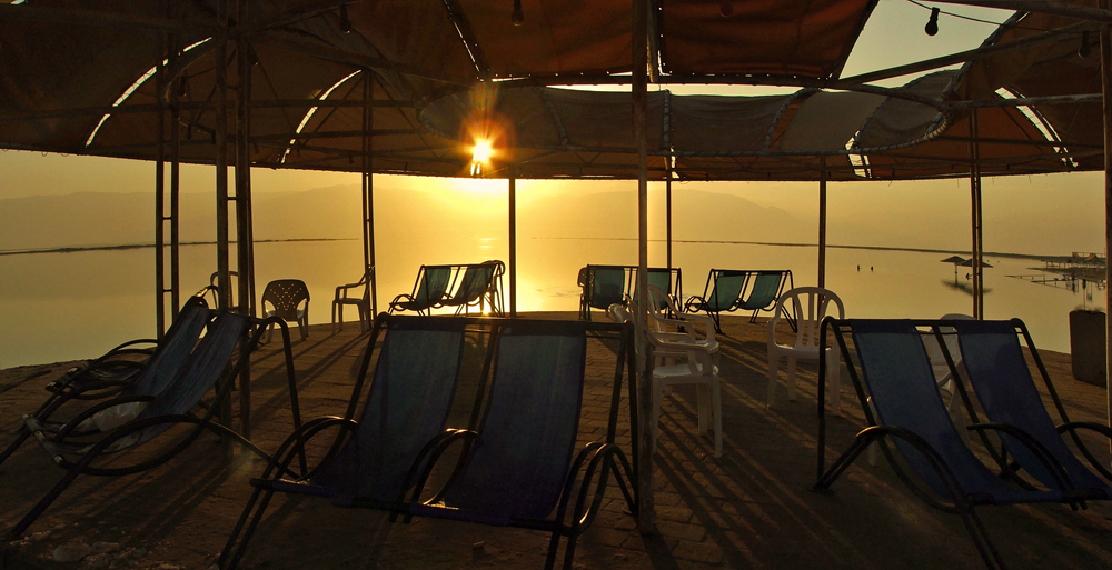 Жались шезлонги от солнца под жёлтый навес...