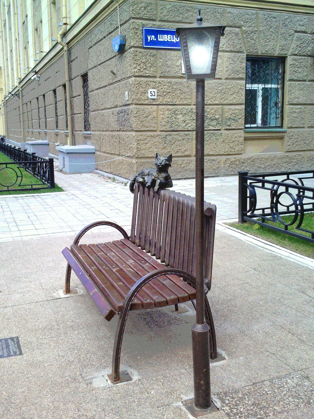 Лавочка с котом.