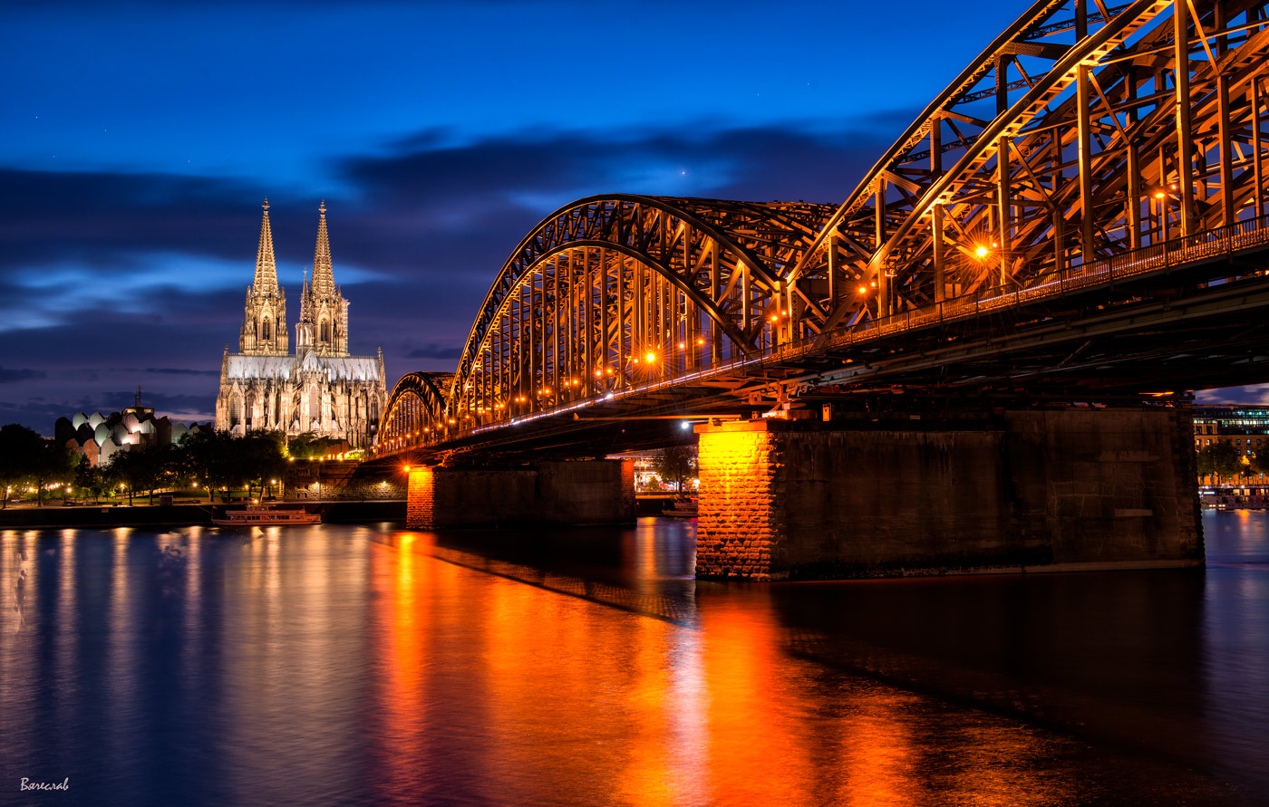 Город зажигает огни