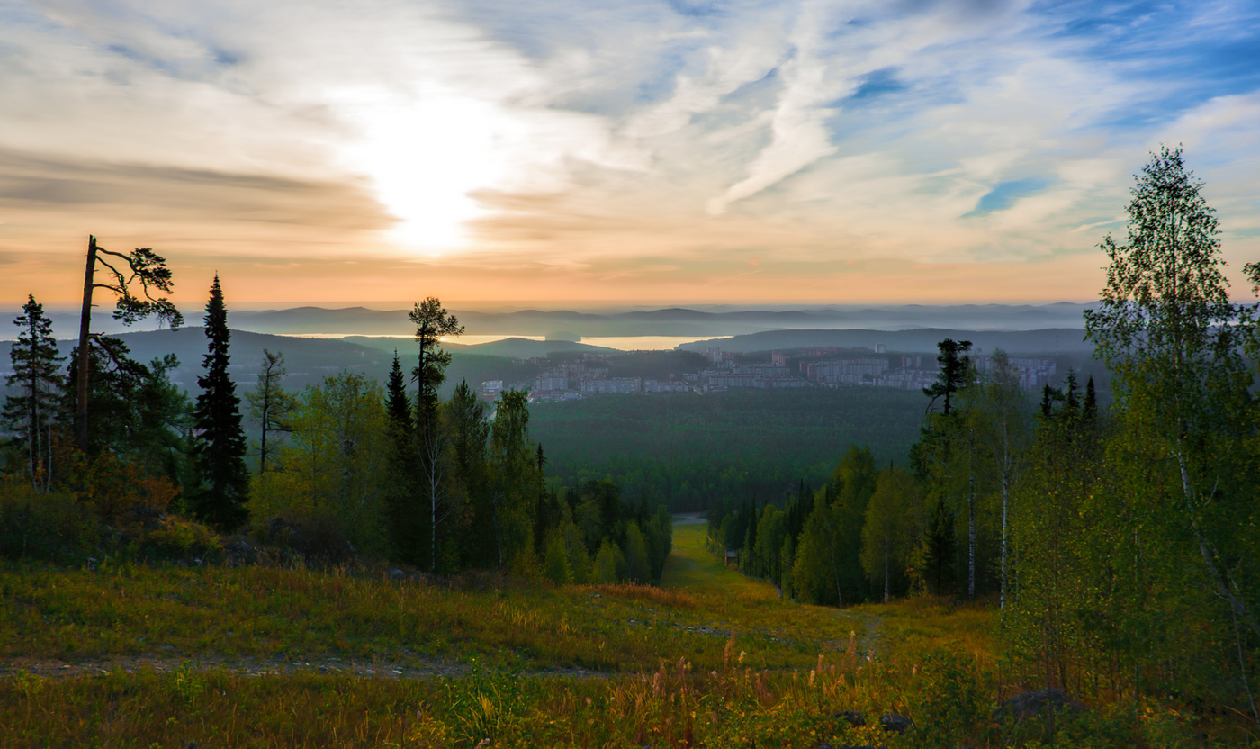 Сверкает свет сквозь облака
