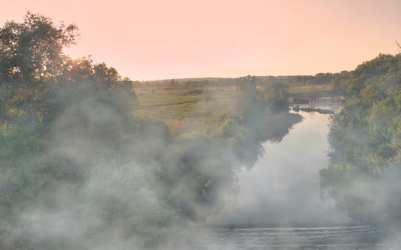 К вечеру стал подниматься туман над рекой