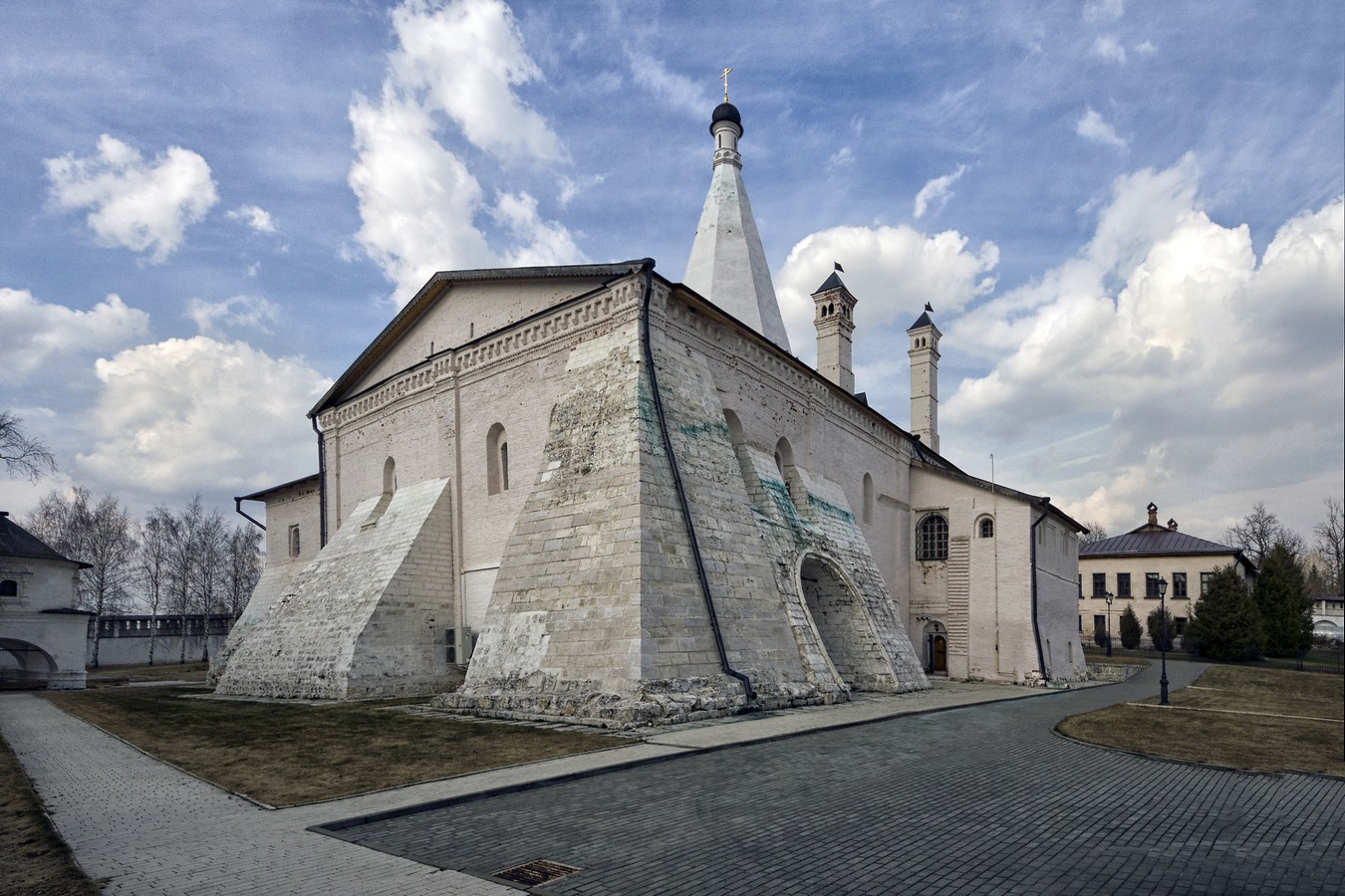 Контрфорсы.