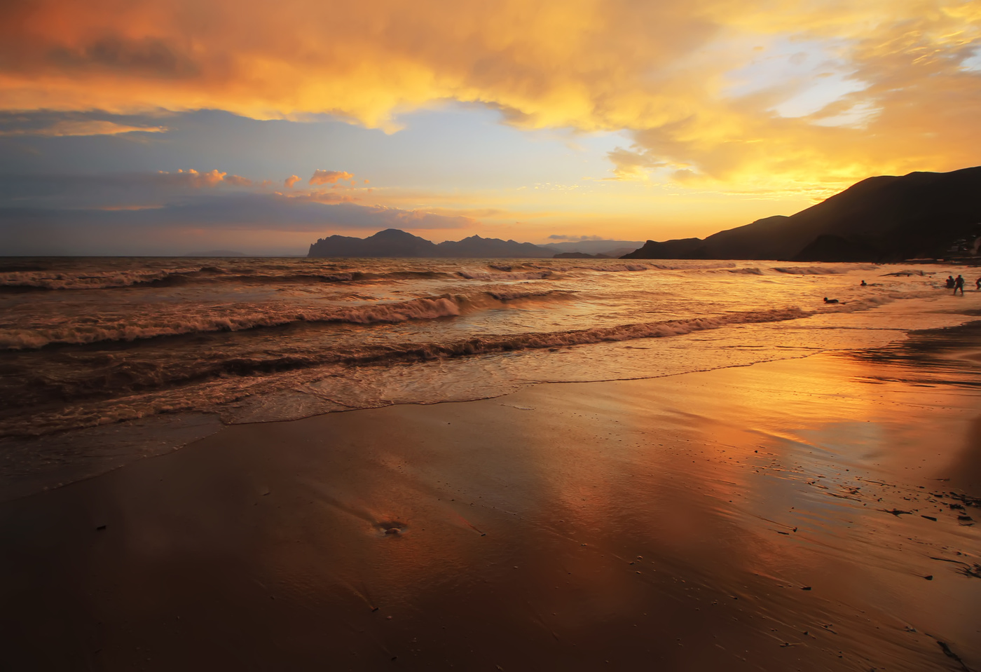 Пылал закат