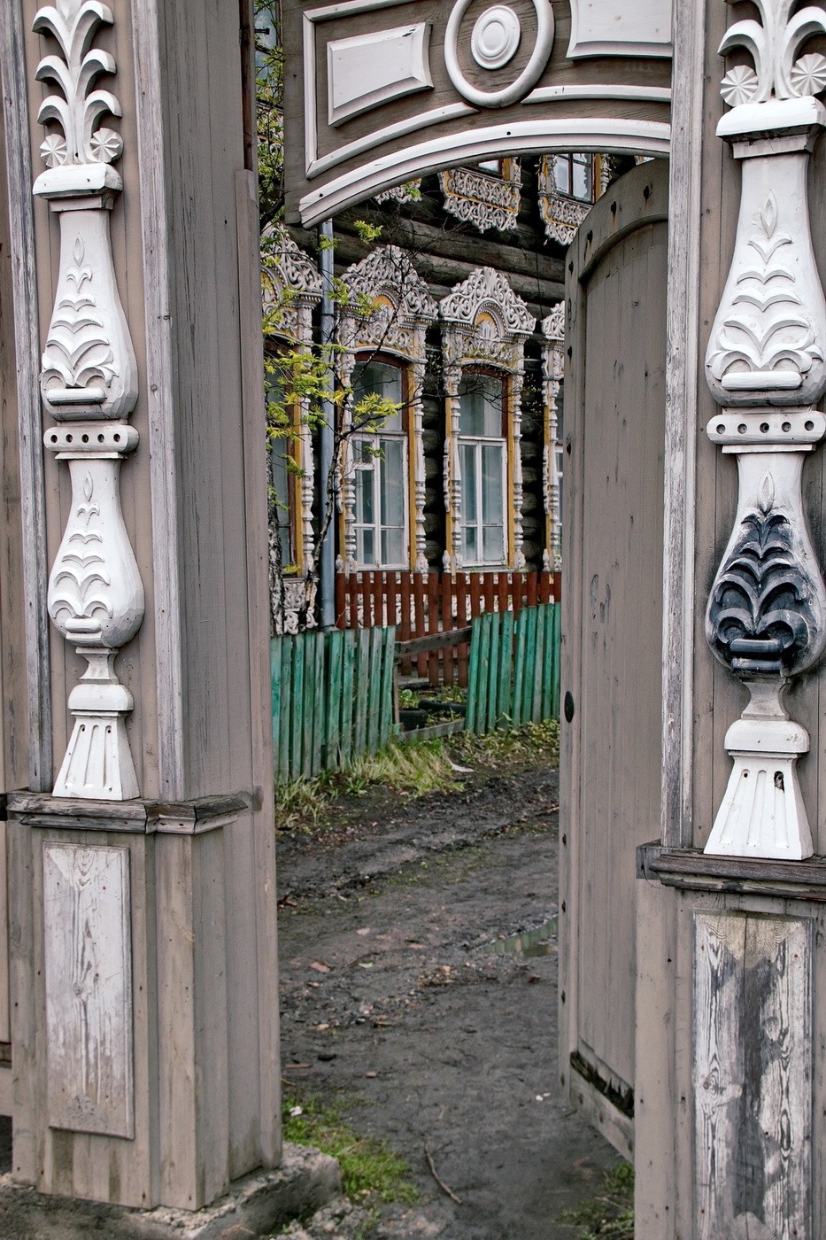 ПРИОТКРЫТЫЕ ВОРОТА