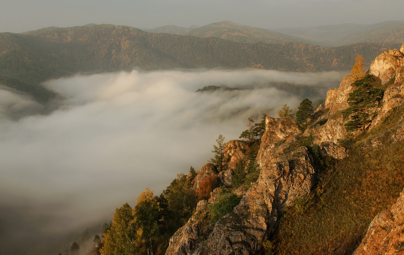 Стелется туман.