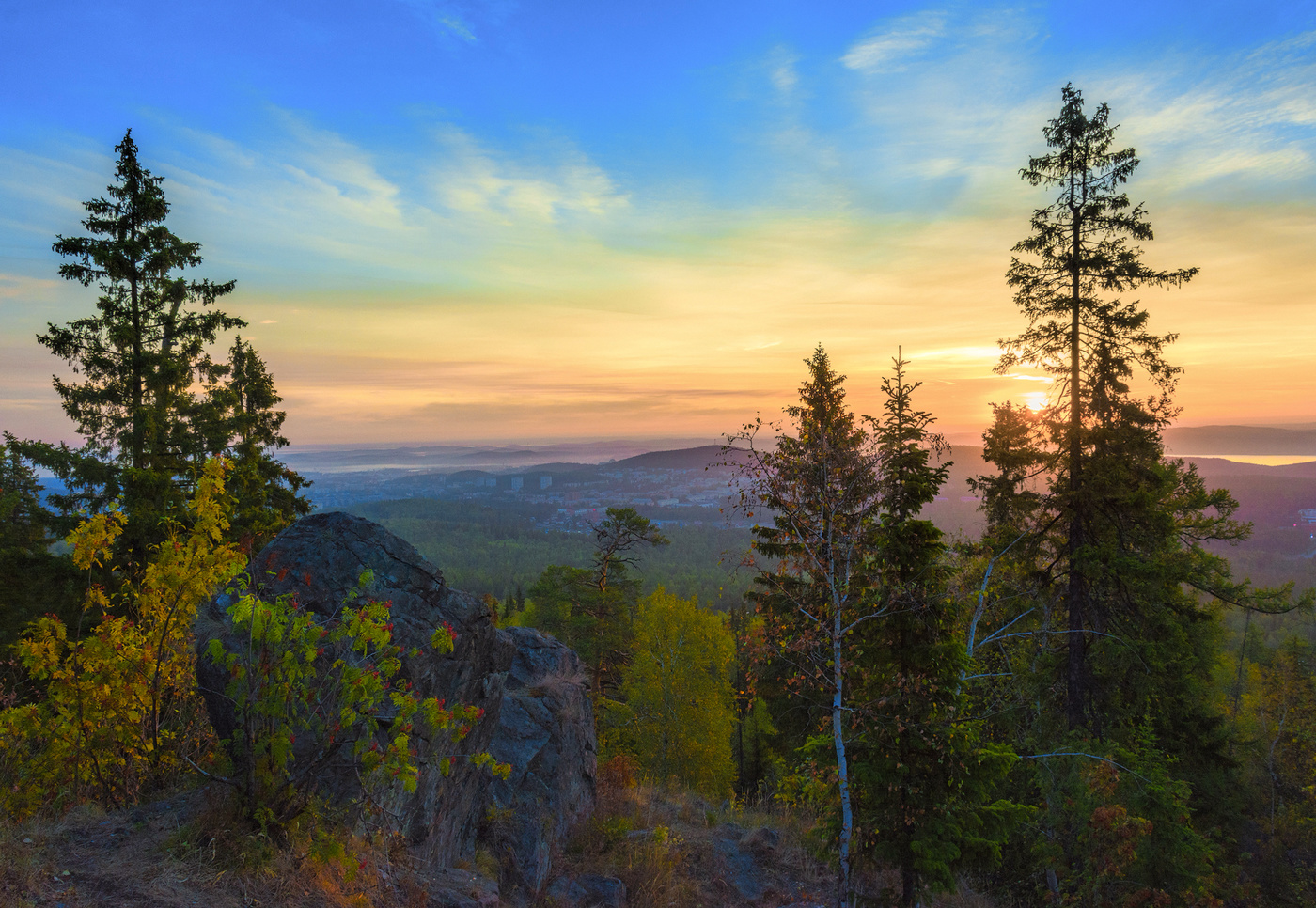 Вот и солнце встаёт, за морями покой свой покинуло