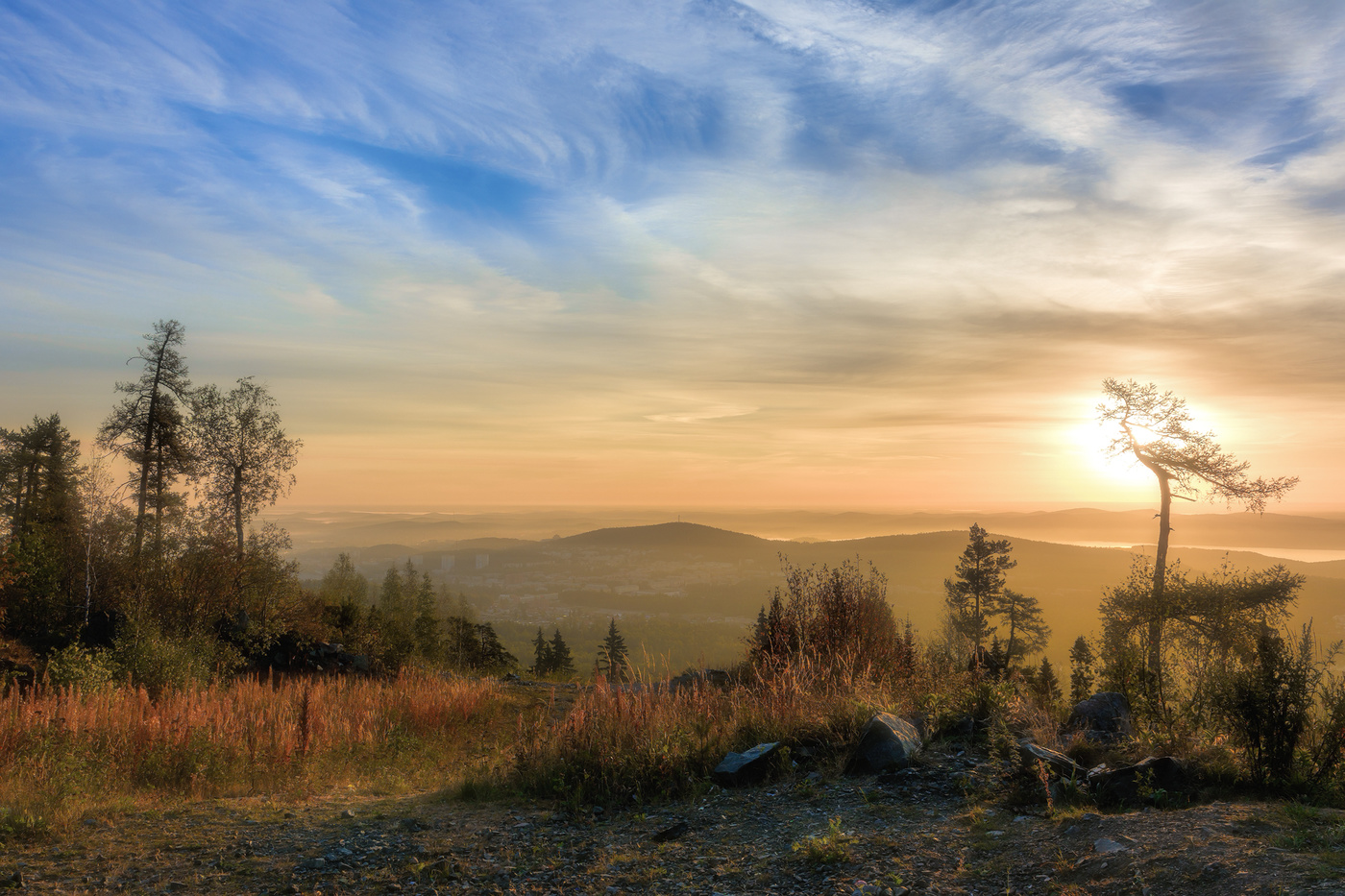 Заря неяркая, туманная