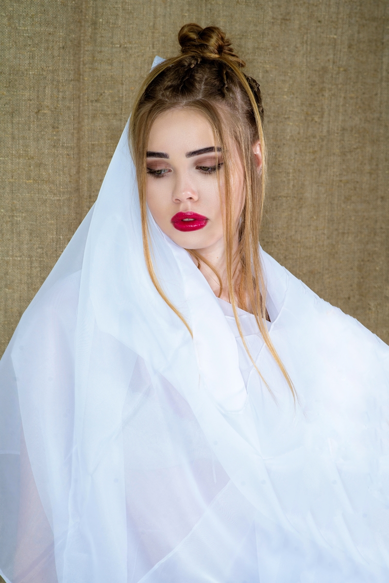 Девушка в белом