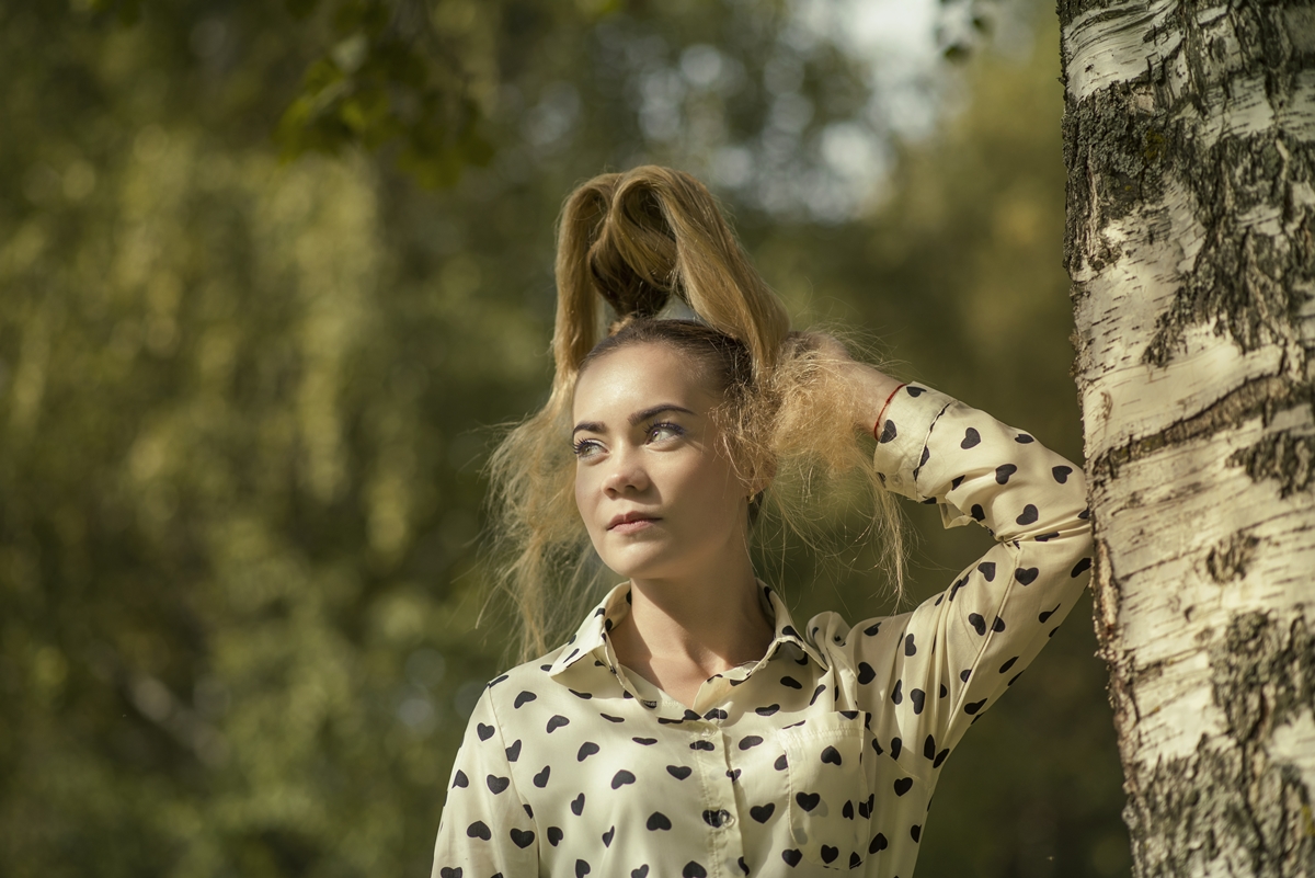 Катя у берёзы