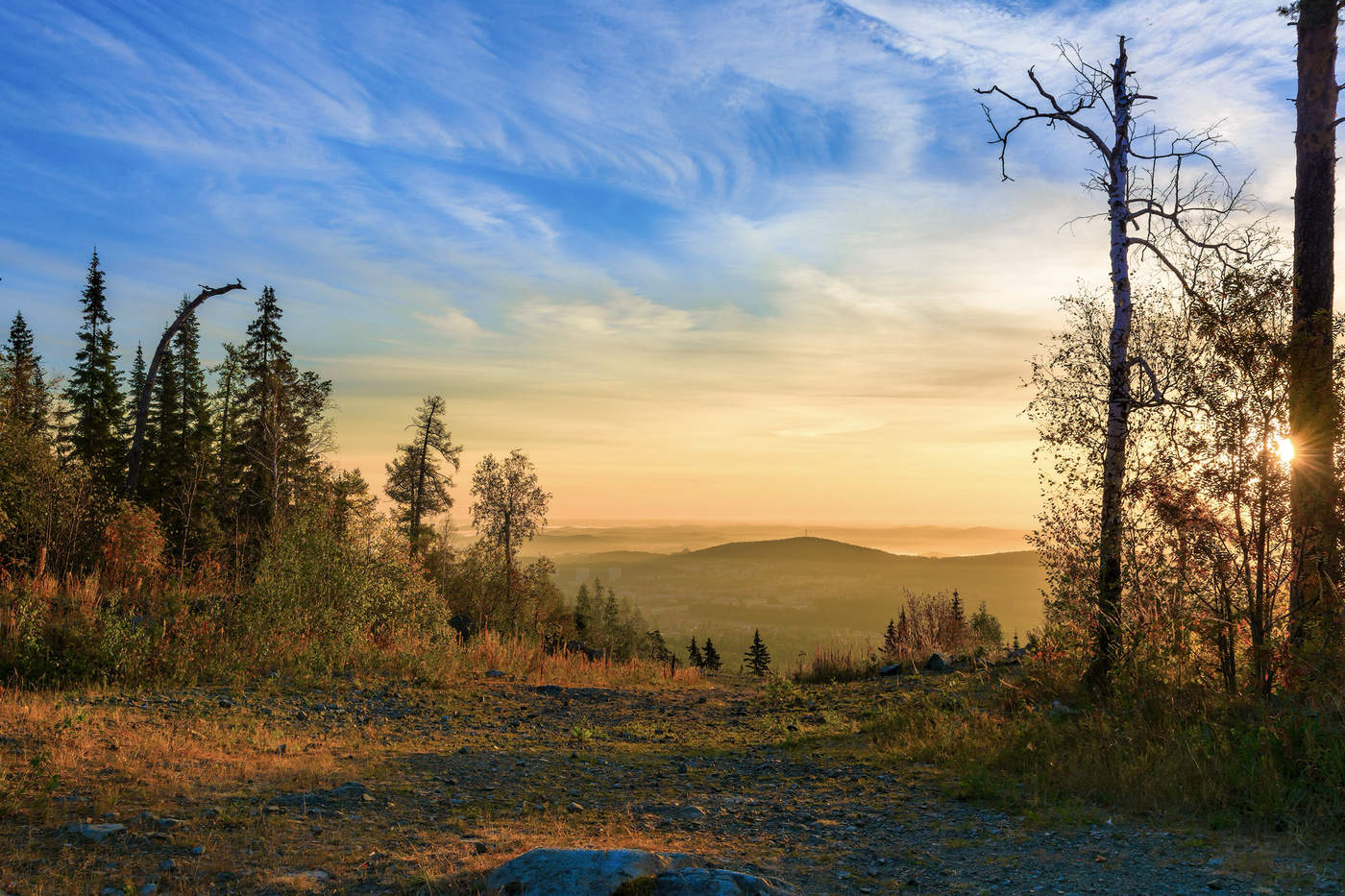 В золотых одеждах засиял восток