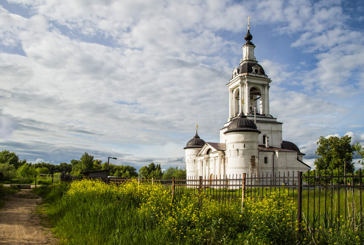 Никольский надвратный храм (один из трех храмов Богоявленского Авраамиева женского монастыря)