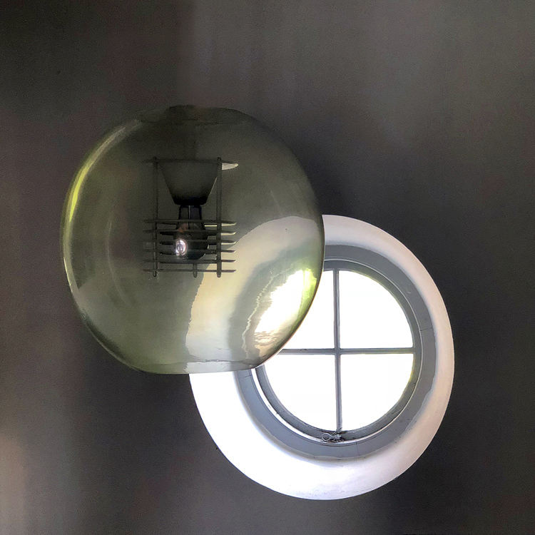 Спонтанный этюд с лампой и окном II