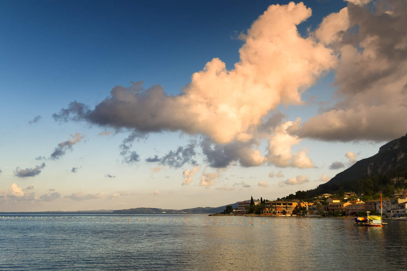 Вечером на море