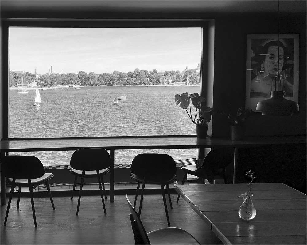 Окно, лампа, графин